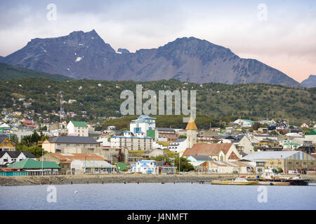 Argentinien, Feuerland, Ushuaia, Blick auf die Stadt, Beagle-Kanal, Stockfoto