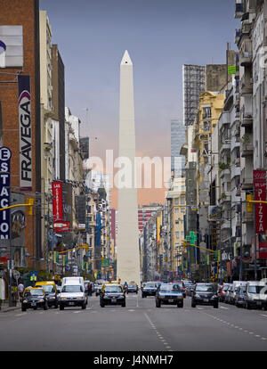 Argentinien, Buenos Aires, Avenida Corrientes, Obelisk, Häuser, Werbung, Schilder, Autos, Stockfoto