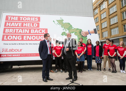 Arbeit stellt seine neue Wahlplakat. Andrew Gwynne und Ian Lavery enthüllen das Plakat als Jeremy Corbyn nach ein Leck des Manifests beschäftigt war Stockfoto