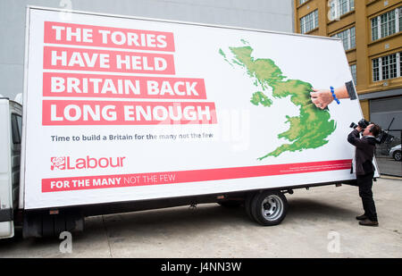 Arbeit stellt seine neue Wahlplakat. Andrew Gwynne und Ian Lavery enthüllen das Plakat als Jeremy Corbyn nach ein Leck des Manifests beschäftigt war Stockfoto