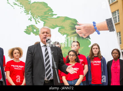 Arbeit stellt seine neue Wahlplakat. Andrew Gwynne und Ian Lavery enthüllen das Plakat als Jeremy Corbyn nach ein Leck des Manifests beschäftigt war Stockfoto