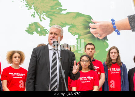 Arbeit stellt seine neue Wahlplakat. Andrew Gwynne und Ian Lavery enthüllen das Plakat als Jeremy Corbyn nach ein Leck des Manifests beschäftigt war Stockfoto