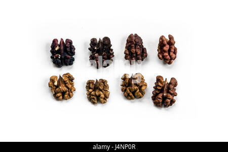 Walnüsse auf weißem Hintergrund angeordnet Stockfoto