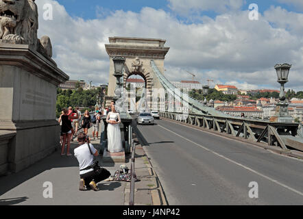 Ein paar Hochzeitsfotos Donau, Budapest, Ungarn auf der Kettenbrücke (Széchenyi Lánchíd) übernommen. Stockfoto