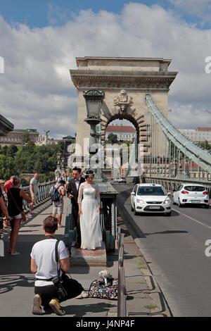 Ein paar Hochzeitsfotos Donau, Budapest, Ungarn auf der Kettenbrücke (Széchenyi Lánchíd) übernommen. Stockfoto