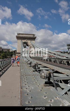 Fußgängersteg auf der Kettenbrücke über die Donau, Budapest, Ungarn (Széchenyi Lánchíd). Stockfoto