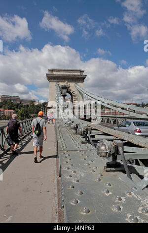 Fußgängersteg auf der Kettenbrücke über die Donau, Budapest, Ungarn (Széchenyi Lánchíd). Stockfoto