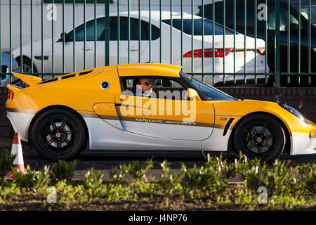 Ein Lotus-Sportwagen bei einem Auto und Kaffee treffen sich in den Docks von Liverpool Stockfoto