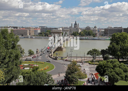 Die Kettenbrücke (Széchenyi Lánchíd) über die Donau, Budapest, Ungarn.  Blick von der Buda-Seite des Flusses in Richtung Pest. Stockfoto