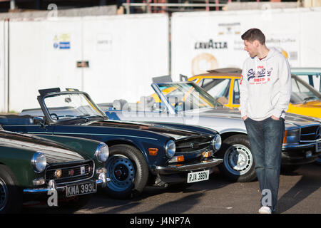 Zu Fuß an einer Reihe von klassischen Sportwagen an einem Auto und Kaffee treffen sich in den Docks von Liverpool Stockfoto