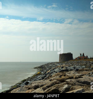 Martello-Turm und Küstenschutzes an der Nordostküste Englands Stockfoto