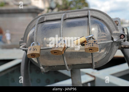 "Liebesschlösser" auf einem Bürgersteig Licht auf die Kettenbrücke in Budapest, Ungarn. Stockfoto