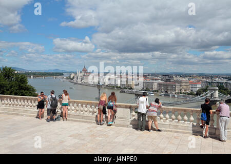 Touristen sehen das Parlamentsgebäude (Országház) neben der Donau vom Burgberg in Budapest, Ungarn. Stockfoto