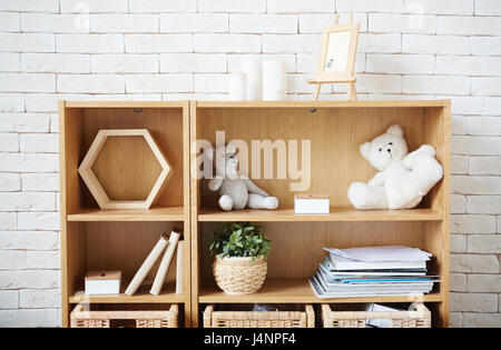 Holzregal Sgainst weiße Mauer im leeren Raum Stockfoto