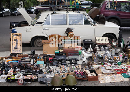 Waren auf einem Lada Auto und das Pflaster auf dem wöchentlichen trockenen Brücke Markt Flohmarkt im Zentrum von Tiflis, Georgien Stockfoto