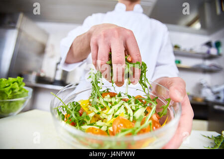 Chef-Salatzutaten in einer Schüssel mischen Stockfoto