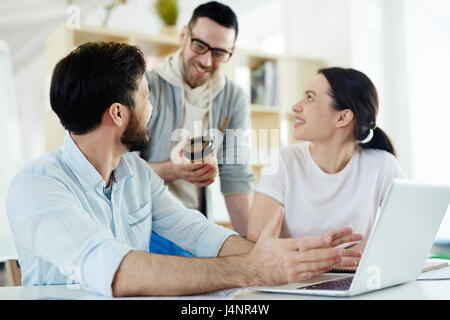 Gruppe der glückliche Manager Diskussion des Projektes Stockfoto