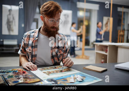 Porträt des bärtigen Künstler arbeiten in Kunst Studio Malerei Öl Bilder suchen fokussiert und konzentriert Stockfoto