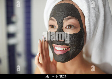 Closeup Portrait schöne asiatische Frau Gesichtsmaske anwenden Stockfoto