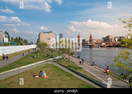 Berlin, Deutschland - may12, 2017: Menschen, Entspannung an der Spree, neben der Berliner Mauer (East Side Gallery) und Oberbaumbrücke an einem Sommertag in Ber Stockfoto