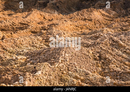 Lehm und Sand im Steinbruch. Schöne ungewöhnliche Hintergrund ähnlich wie die Oberfläche des Planeten Mars und Mond Stockfoto