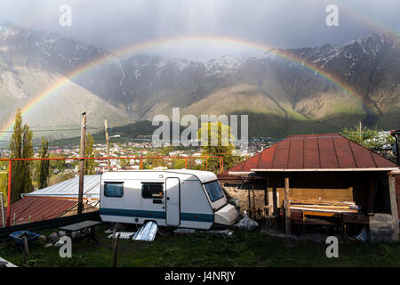 Ein doppelter Regenbogen über dem Tal von Kasbegi oder Stepantsminda in den Bergen des Kaukasus Georgiens. Stockfoto