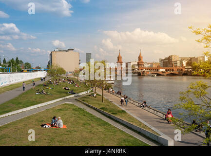 Die Berliner Mauer, East Side Gallery, Spree und Oberbaumbrücke an einem Sommertag in Berlin Stockfoto