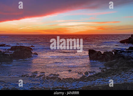 HDR-Bild der dramatische Wolken bei Sonnenuntergang über den Felsen und Sand von Asilomar State Beach in Pacific Grove auf der Monterey Halbinsel von Kalifornien Stockfoto