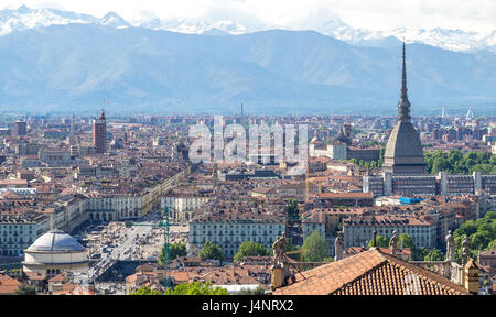 Panoramablick über das Stadtzentrum von Turin mit Mole Antonelliana und Piazza Vittorio Veneto im Vordergrund Stockfoto