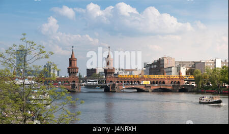 Oberbaumbrücke (Oberbaumbrücke) und Fluss Spree in Berlin. Stockfoto