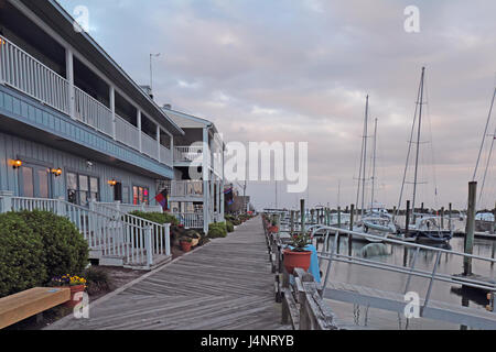 Sonnenuntergang über Gebäude, Boote und den Docks auf Taylor Creek aus der Front Street in Beaufort, die drittälteste Stadt in North Carolina Stockfoto