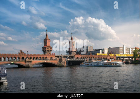 Berlin, Deutschland - 12. Mai 2017: Panorama-Blick auf Spree und Oberbaumbrücke (Oberbaumbrücke) in Berlin. Die Brücke verbindet die Disticts Friedr Stockfoto