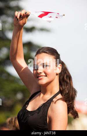 Kinder und Jugendliche in National Kostüm Welle Fahnen, georgischen Unabhängigkeitstag in Mzcheta in Georgien zu feiern. Stockfoto