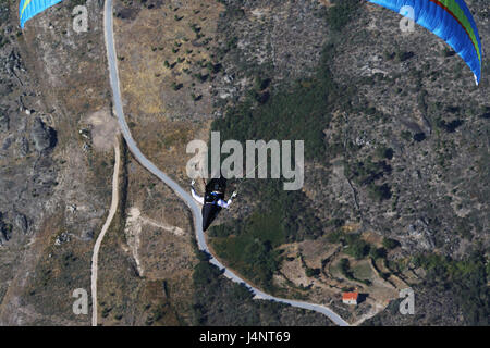 Ein Gleitschirm fliegt über Serra Da Estrela, Portugal Stockfoto