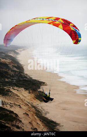 Eine weibliche Gleitschirm fliegen am Aberta Nova Beach. Stockfoto