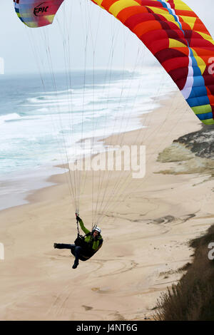 Eine weibliche Gleitschirm fliegen am Aberta Nova Beach. Stockfoto