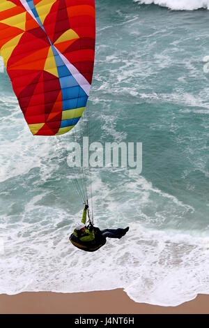 Eine weibliche Gleitschirm fliegen am Aberta Nova Beach. Stockfoto