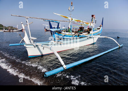 Schön verzierte traditionelle Boote an der Küste von Bali. Indonesische Jukung Angelboote/Fischerboote frisch lackiert in makellosem Zustand, schöne Küsten Bild Stockfoto