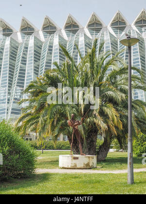 Ein Calatrava Architektur Prinzen Filipe Science Museum im Kulturzentrum der Stadt der Künste und Wissenschaft aus den Turia Gärten in Valencia, Spanien Stockfoto