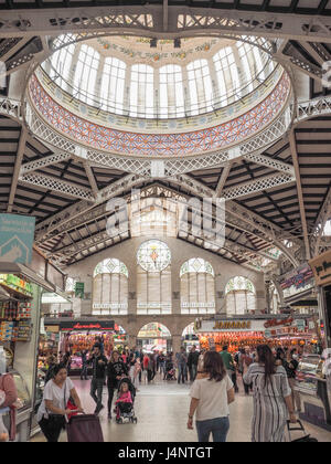 Ein Blick über den zentralen Markt Mercado Central Valencia einschließlich Decke Kuppel, Spanien Stockfoto