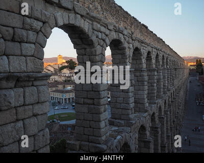 Ein stadtbild Blick durch Silhouette Segovia Mirador Aquädukt von Iglesia del Salvador Sonnenuntergang Sonnenuntergang, Spanien Stockfoto