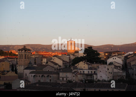 Ein Überblick über die Sun schlagen Iglesia del Salvador Segovia Schatten Stadtbild Skyline bei Sonnenuntergang mit Vögel Schwalben fliegen Füllung sky Spanien Stockfoto