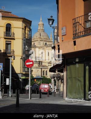 Ein Blick auf die Kathedrale Santa Maria Segovia Kathedrale kuppel architektur durch die Straßen der Stadt Straßen Gebäude blauer Himmel Stockfoto
