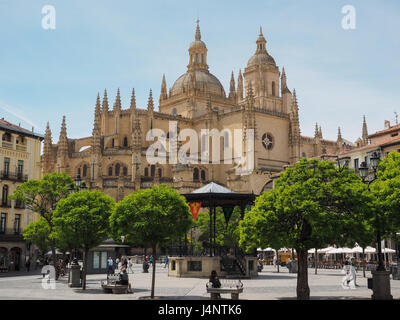 Ein Blick auf die Kathedrale Die Kathedrale Santa Maria von der Plaza Platz mit Bäumen im Vordergrund Segovia Spanien Stockfoto