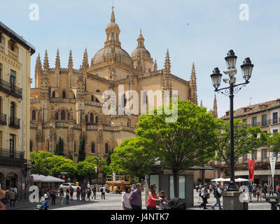 Ein Blick auf die Kathedrale Die Kathedrale Santa Maria von der Plaza Platz mit Bäumen und alte verzierte Lampe Lampen Laterne Vordergrund Segovia Spanien Stockfoto