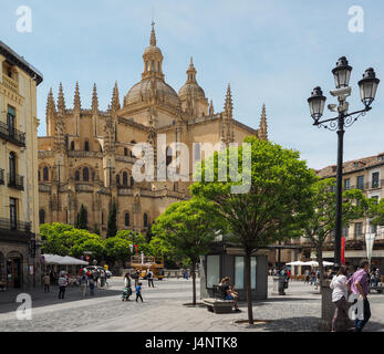 Ein Blick auf die Kathedrale Die Kathedrale Santa Maria von der Plaza Platz mit Bäumen und alte verzierte Lampe Lampen Laterne Vordergrund Segovia Spanien Stockfoto