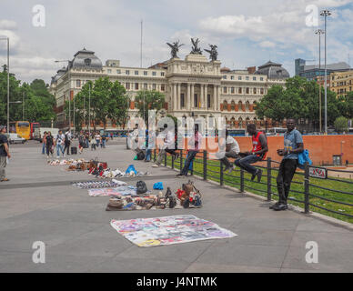 Schwarzen afrikanischen Migranten Migranten Verkauf von Waren auf der Straße Bürgersteig ein Leben enden sollte, ausserhalb Ministerium für Landwirtschaft Ministerio Ag erfüllen Stockfoto