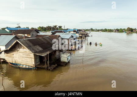 Blick auf den Fluss der Lok Baintan schwimmenden Marktdorf auf die Händler Frauen Ruderboote Martapura River flussaufwärts von Pasar Terapung vorbei Stelzenläufer Häuser Stockfoto