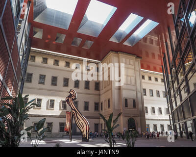 Ein Blick in das Museum Museo Reina Sofia Hof atrium Architektur mit Oberlicht skypod Struktur Bau modernes Design in Madrid, Spanien Stockfoto