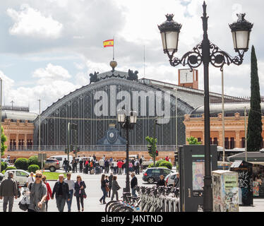 Vor dem Bahnhof Atocha, Estacion de Atocha Metall Glas Menschen Fußgänger zu Fuß, vorbei an, spanische Flagge, Straße Lampe vorne Stockfoto